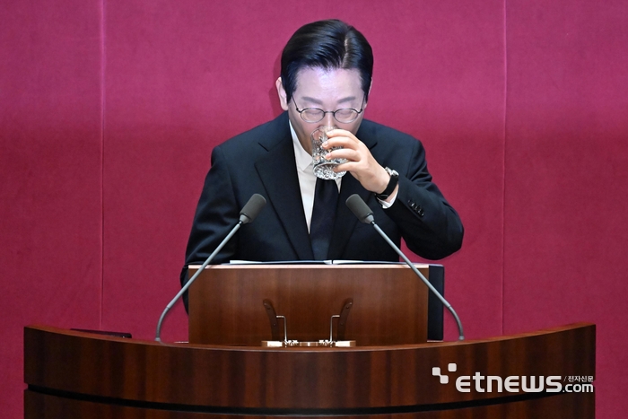 [포토] 물 마시는 이재명