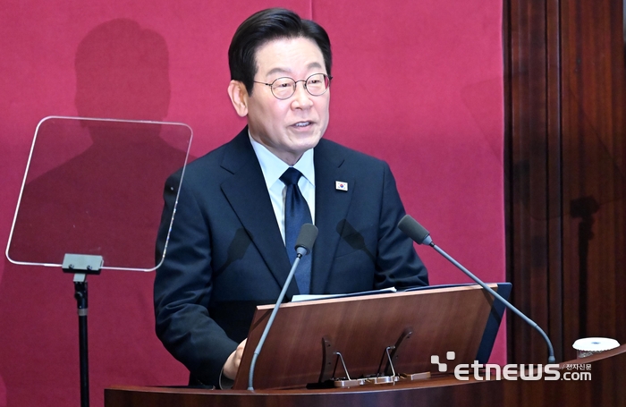 이재명 대통령이 4일 서울 여의도 국회에서 2026년도 예산안 관련 시정연설을 하고 있다. 이동근기자 foto@etnews.com