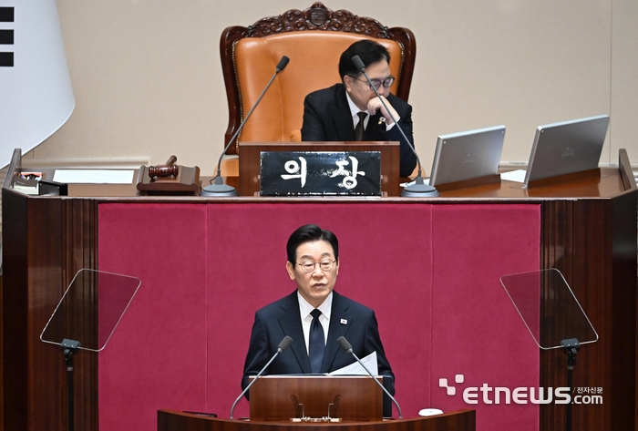 [포토] 李 대통령 시정연설, 자료 살펴보는 우원식