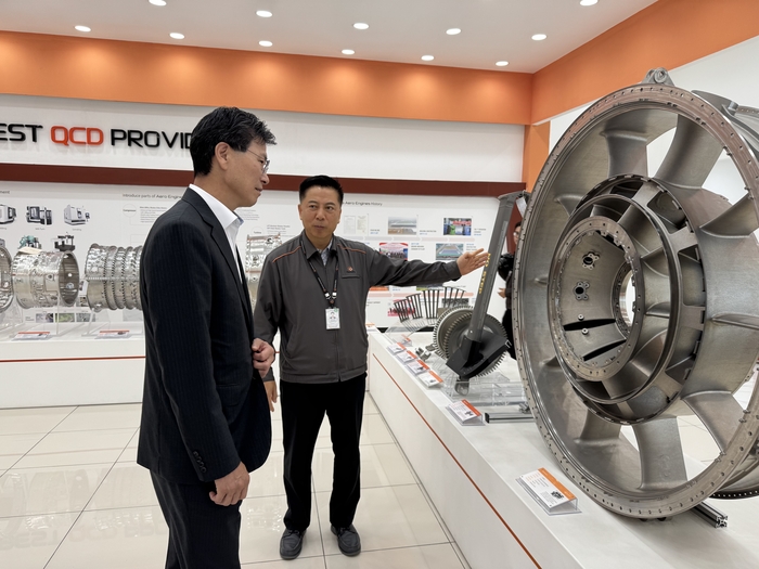 강태영 NH농협은행장(왼쪽)이 지난달 30일(현지시각) 베트남 하노이 인근 한화에어로엔진 공장에서 부품에 대한 설명을 듣고 있다.