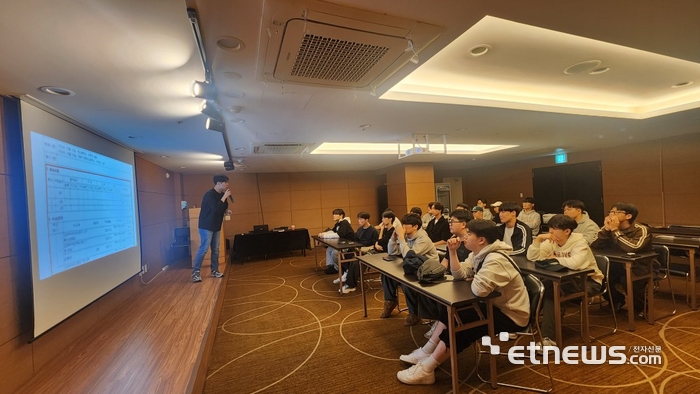 경북기계명장고 예비취업맞춤반 학생들이 취업·진로 특강을 듣고 있다.