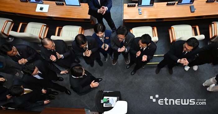 [포토] 여당 환호 받으며 퇴장