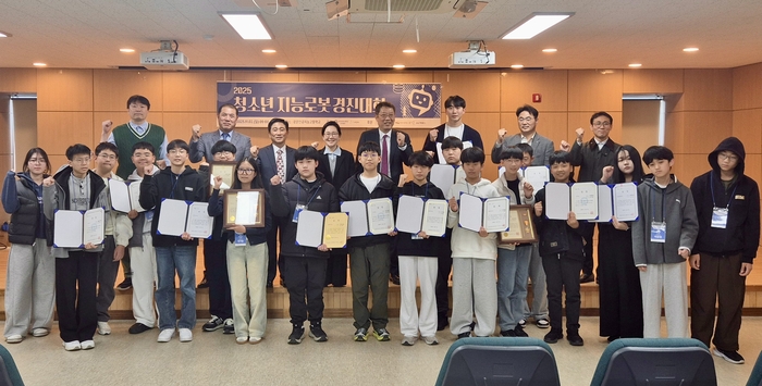 '2025 청소년 지능로봇 경진대회'에서 수상한 학생들과 관계자들이 기념 촬영했다. (사진=광운인공지능고)