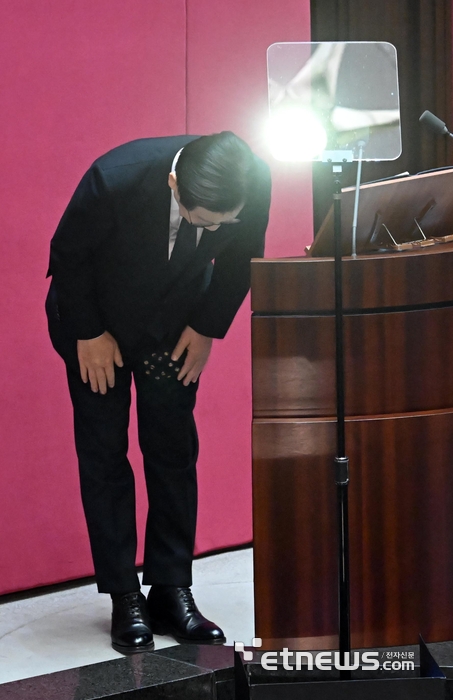 [포토] 인사하는 李 대통령