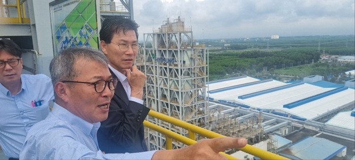 강태영 NH농협은행장(오른쪽)이 지난 3일 효성 베트남 법인 공장을 방문해 공장 시설에 대한 설명을 듣고 있다.