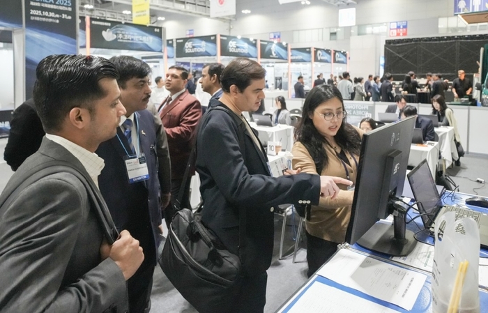 지난달 30~31일 김대중컨벤션센터에서 열린 '포토닉스 코리아 2025(제23회 국제광융합산업전시회)'에서 해외 바이어들이 국내 광융합제품 부스를 둘러보고 있다.