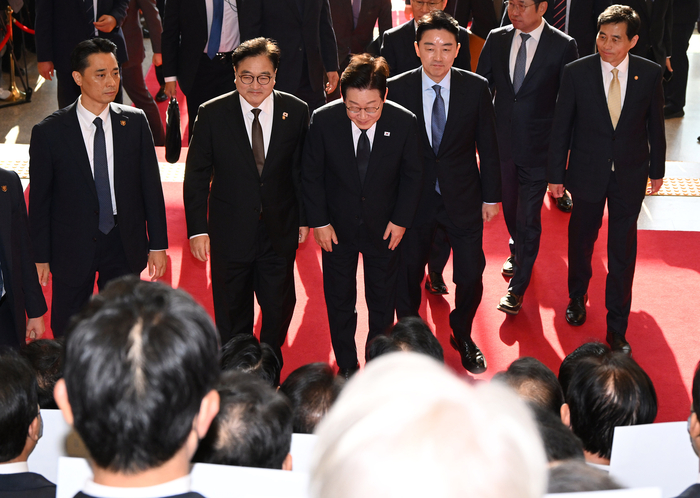 국힘, 시정연설 보이콧…李대통령, 항의 시위 국힘 의원에 고개 숙여 인사