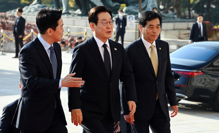 국회 들어서는 이재명 대통령     (서울=연합뉴스) 이재명 대통령이 4일 내년도 정부 예산안에 대한 시정연설을 하기 위해 서울 여의도 국회로 들어서고 있다. 왼쪽부터 강훈식 비서실장, 이 대통령, 김민기 국회 사무총장. 2025.11.4 [국회사진기자단]     photo@yna.co.kr (끝)