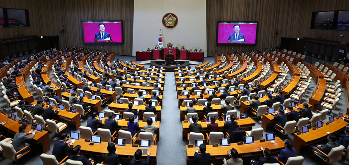 이재명 대통령 시정연설 (서울=연합뉴스) 김도훈 기자 = 이재명 대통령이 4일 국회 본회의장에서 2026년도 정부 예산안 시정연설을 하고 있다. 오른쪽 국민의힘 자리는 의원들 불참으로 비어 있다. 2025.11.4 superdoo82@yna.co.kr (끝)