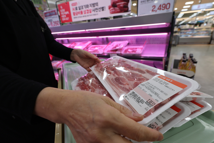 10월 소비자물가 2.4%, 돼지고기 6.1%↑     (서울=연합뉴스) 임화영 기자 = 지난달 소비자물가 상승률이 2.4%를 기록하며 1년 3개월 만에 최고치를 기록했다.     국가데이터처가 4일 발표한 '10월 소비자물가 동향'에 따르면 지난달 소비자 물가지수는 117.42(2020년=100)으로 1년 전보다 2.4% 올랐다. 지난해 7월(2.6%) 이후 가장 높다.     농축수산물 물가가 3.1% 뛰며 전체 물가를 0.25%포인트(p) 끌어올렸다.      이중 축산물은 5.3%, 수산물은 5.9% 올랐다. 특히 돼지고기(6.1%), 고등어(11.0%) 상승세가 두드러졌다.      사진은 4일 서울 시내의 한 대형마트에서 직원이 돼지고기를 진열하는 모습. 2025.11.4     hwayoung7@yna.co.kr (끝)