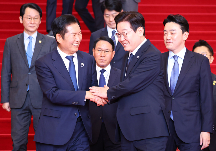 이재명 대통령이 4일 2026년도 정부 예산안 시정연설을 마친 뒤 국회를 나서며 더불어민주당 정청래 대표와 인사하고 있다. 연합뉴스