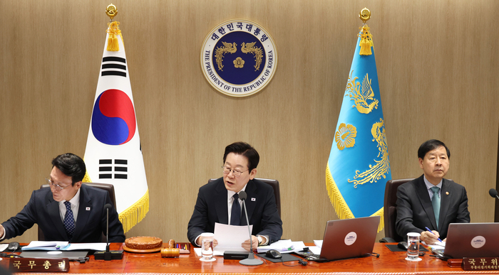 이재명 대통령, 국무회의 발언     (서울=연합뉴스) 한상균 기자 = 이재명 대통령이 4일 용산 대통령실에서 열린 국무회의에서 발언하고 있다. 2025.11.4     xyz@yna.co.kr (끝)