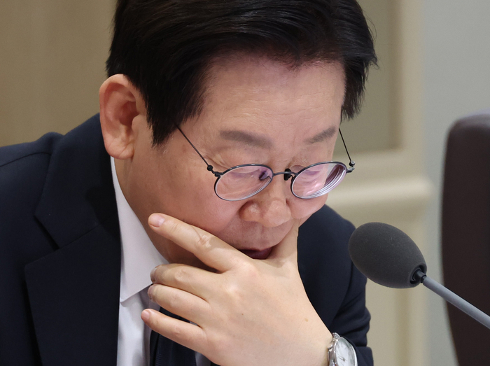 자료 살펴보는 이재명 대통령     (서울=연합뉴스) 한상균 기자 = 이재명 대통령이 4일 용산 대통령실에서 열린 국무회의에서 자료를 살펴보며 부처별 업무보고를 받고 있다. 2025.11.4     xyz@yna.co.kr (끝)