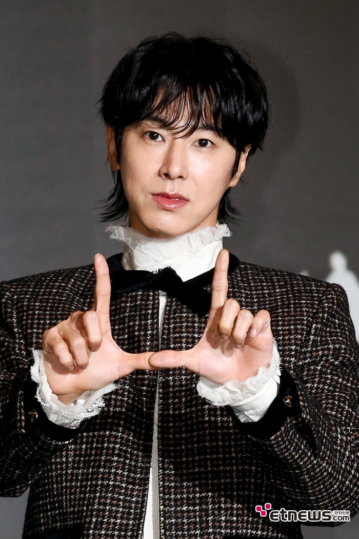[ET포토] 유노윤호, '숫자 2와 6은 인생의 큰 의미'