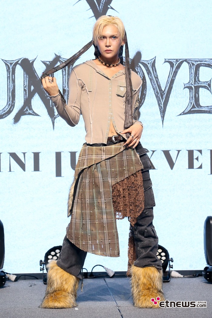 [ET포토] 엑스러브 현, '포즈는 감각적으로'