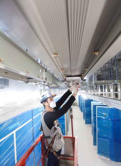 LS전선 직원이 버스덕트 시스템을 설치하고 있다. 〈사진 LS전선 제공〉