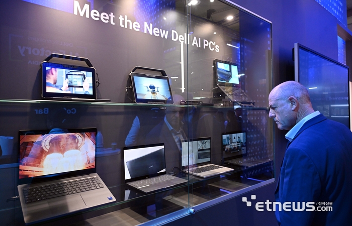 [포토] 델 테크놀로지의 AI PC 신제품 살펴보는 관람객