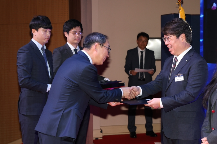 엠아이큐브솔루션, '2025년 국가생산성대상' 산업부 장관 표창 수상