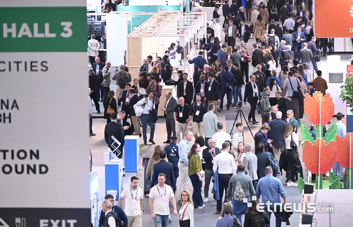 스마트시티엑스포월드콩그레스 2025(SCEWC 2025) 이틀 째인 5일(현지시간) 스페인 바르셀로나 피라그란비아 전시장이 관람객들로 북적이고 있다. 바르셀로나=박지호기자 jihopress@etnews.com