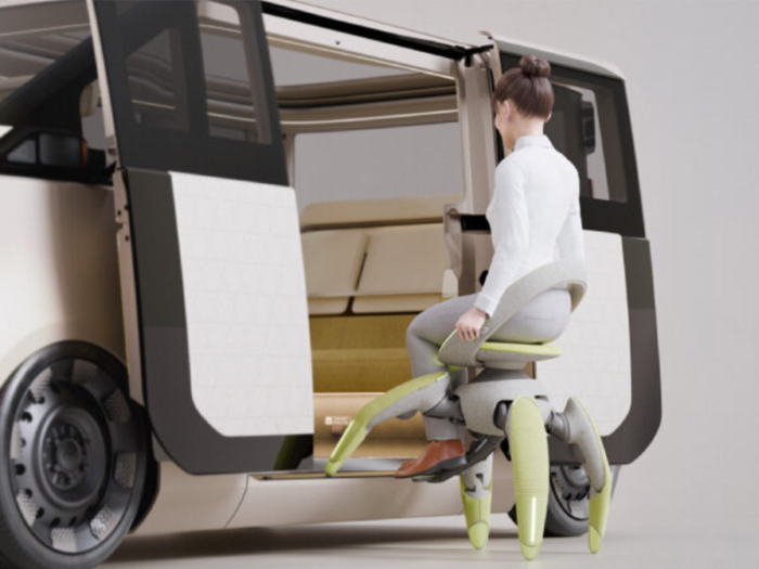 사람 앉히고 네개 다리로 '직접' 계단 올라…토요타, 신개념 로봇 체어 공개