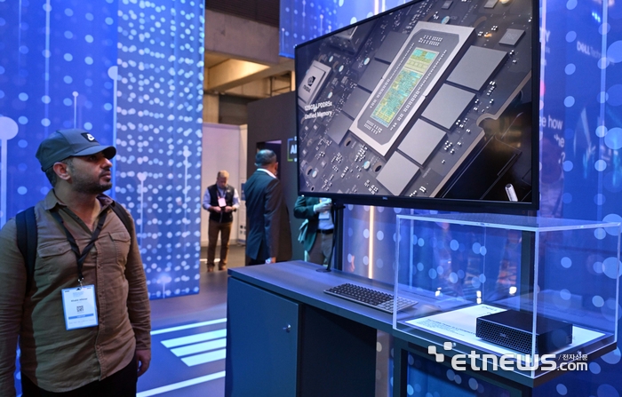 [포토] 델 테크놀로지의 AI 팩토리에서 제품 살펴보는 관람객