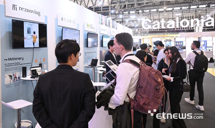 스마트시티엑스포월드콩그레스 2025(SCEWC 2025) 이틀 째인 5일(현지시간) 스페인 바르셀로나 피라그란비아 전시장 서울관이 관람객들로 북적이고 있다. 바르셀로나=박지호기자 jihopress@etnews.com