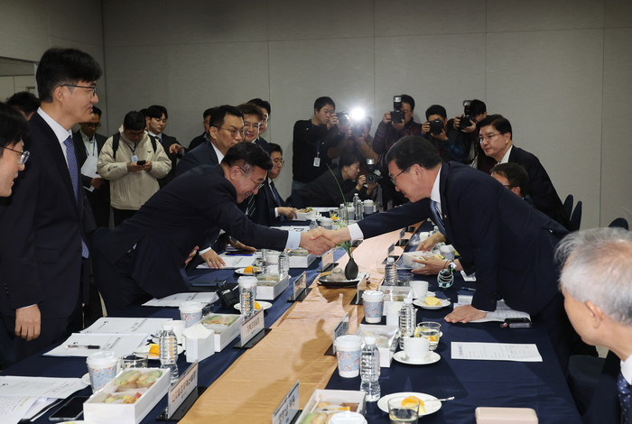 5일 서울 여의도 국회에서 열린 더불어민주당 행안위-행안부 당정협의에서 윤호중 행안부장관과 신정훈 행안위원장이 악수하고 있다. 연합뉴스