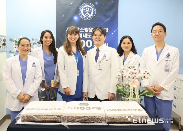 세브란스병원 피부과 피부암클리닉 의료진과 외국인 연수생들이 함께 기념사진을 촬영하고 있다.