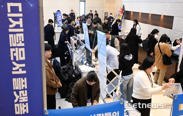 전자신문, 한국디지털문서플랫폼협회가 주최한 '디지털문서 플랫폼 콘퍼런스 2025'가 6일 서울 서초구 엘타워에서 열렸다. 관람객이 부스를 둘러보고 있다. 김민수기자 mskim@etnewsc.om