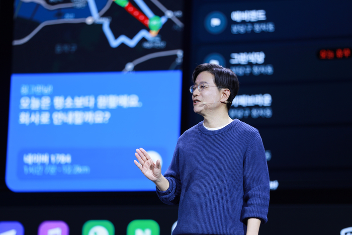 최승락 네이버 플레이스 프로덕트 부문장이 6일 서울 강남구에서 열린 팀네이버 통합 컨퍼런스 '단(DAN) 25'에서 '지도를 넘어, 통합 경험 플랫폼으로의 진화'를 주제로 발표하고 있다. 〈자료 네이버〉