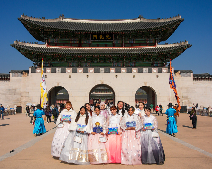 롯데웰푸드 빼빼로 Agent P(에이전트 피) 활동 인원이 경복궁을 방문해 기념 촬영을 하고 있다.