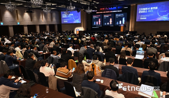  한글과컴퓨터가 준비하는 지능형 문서 플랫폼의 시대'를 주제로 기조강연을 하고 있다. 김민수기자 mskim@etnewsc.om
