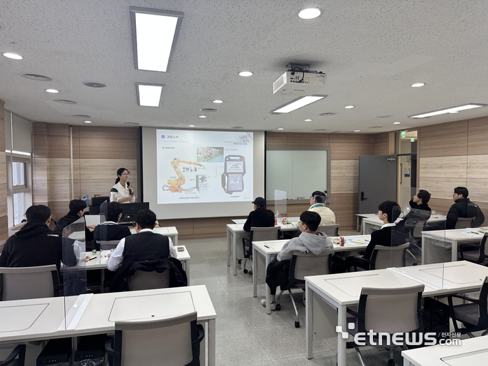경북기계명장고, '스마트공장 산업용로봇 티칭 연수'로 미래 기술인재 양성 박차