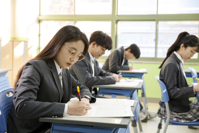 [에듀플러스]고1 학생 75.5% “고교학점제 만족하지 않는다”… 10명 중 7명 '부정 평가'