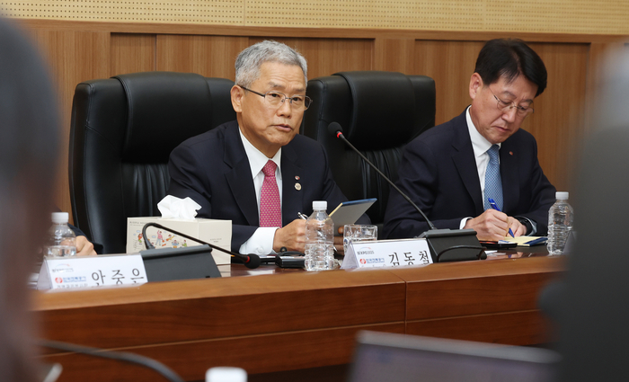 김동철 한국전력공사 사장이 5일 광주 김대중컨벤션센터 빛가람국제전력기술엑스포(BIXPO 2025) 현장에서 열린 기자간담회에서 기자 질문에 답변하고 있다. 사진 출처 : 한전