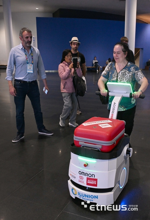 [포토] SCEWC 2025 화물 이동시켜 주는 로봇 체험