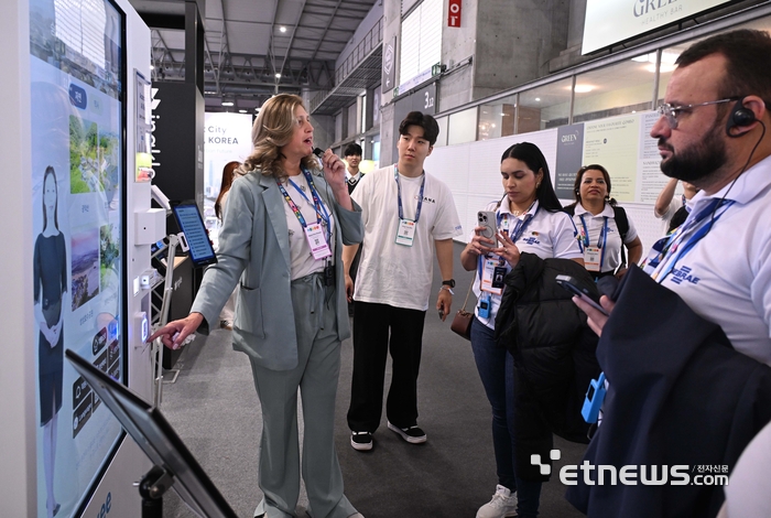 [포토] SCEWC 2025 천안관 디지털 휴먼 키오스크 보는 관람객