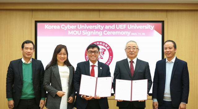 양 기관 관계자들이 MOU 체결 후 기념 촬영을 하고 있다.(사진=고려사이버대)