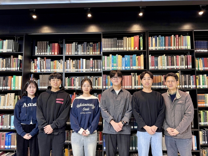 연구진 사진. (왼쪽부터) 이주민 박사과정, 김우재 박사과정, 김태연 석사과정, 나영주 박사과정, 한규범 박사과정, 윤성의 교수