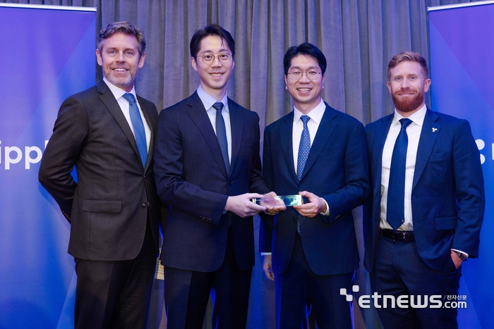 지난 4일(현지시간) 미국 뉴욕에서 실시된 '스웰 바이 리플 2025'에서 김탁종 비댁스 공동창업자(왼쪽 두 번째)와 류홍열 대표(왼쪽 세 번째)가 '리플 이노베이션 어워즈 2025'를 수상하고 기념 촬영했다.