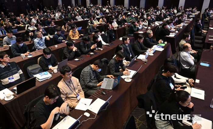전자신문, 한국디지털문서플랫폼협회가 주최한 '디지털문서 플랫폼 콘퍼런스 2025'가 6일 서울 서초구 엘타워에서 열렸다. 청중들이 강연을 경청하고 있다. 김민수기자 mskim@etnewsc.om