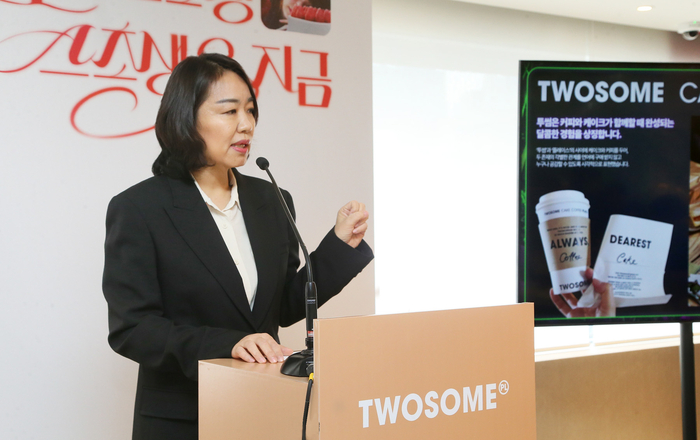 6일 '투썸플레이스 2025 홀리데이 시즌 기자간담회'에서 발표하는 임혜순 투썸플레이스 CMO