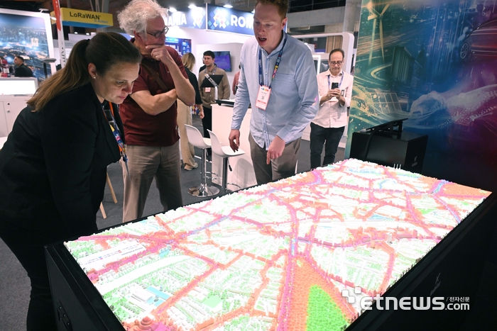 [포토] SCEWC 2025 스마트시티 기술 살펴보는 관람객