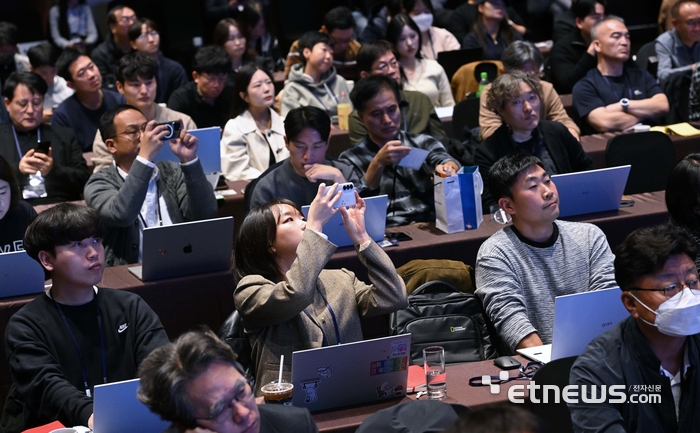 전자신문, 한국디지털문서플랫폼협회가 주최한 '디지털문서 플랫폼 콘퍼런스 2025'가 6일 서울 서초구 엘타워에서 열렸다. 청중들이 강연을 경청하고 있다. 김민수기자 mskim@etnewsc.om
