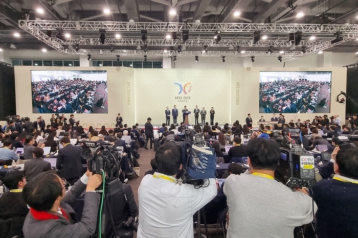 내외신 기자들이 국제미디어센터(IMC)에서 이뤄지는 대통령의 기자회견을 생중계하고 있다. 사진=현대아이티