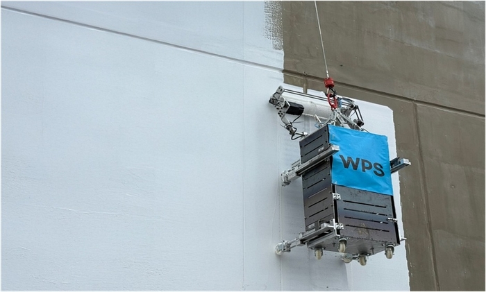 '호반써밋 인천검단 AB19블록' 현장에서 WPS 외벽 도장 로봇 실증 작업을 벌이고 있다. 〈 제공: 호반그룹〉