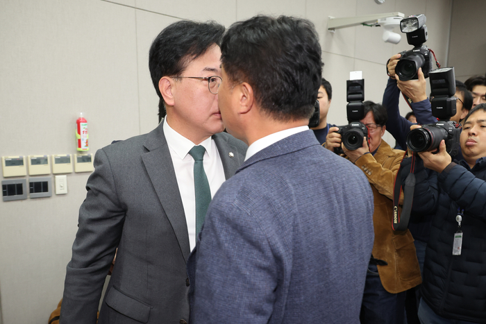 국민의힘 송언석 원내대표와 더불어민주당 이기헌 의원이 6일 서울 여의도 국회에서 열린 운영위원회의 대통령비서실과 국가안보실, 대통령경호처 등에 대한 국정감사에서 여야 설전으로 정회된 직후 이른바 '배치기'를 하며 충돌하고 있다. 연합뉴스