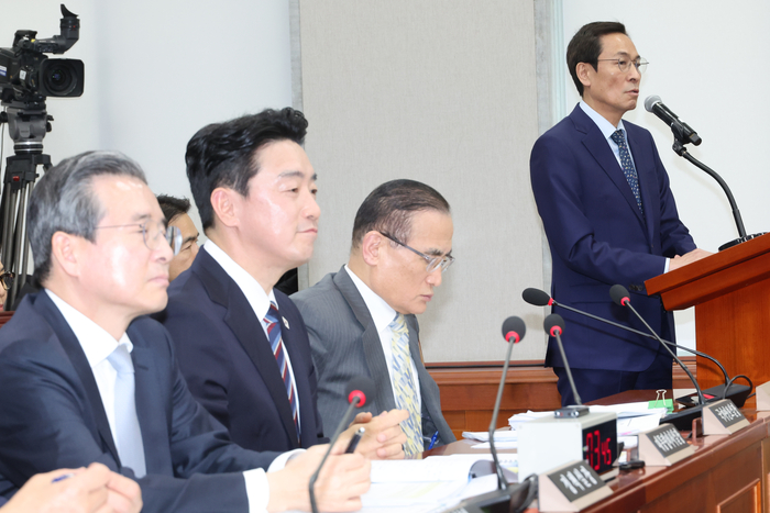 답변하는 우상호 정무수석
(서울=연합뉴스) 김주성 기자 = 우상호 대통령실 정무수석이 6일 서울 여의도 국회에서 열린 운영위원회의 대통령비서실과 국가안보실, 대통령경호처 등에 대한 국정감사에서 위원 질의에 답하고 있다. 2025.11.6
utzza@yna.co.kr
(끝)