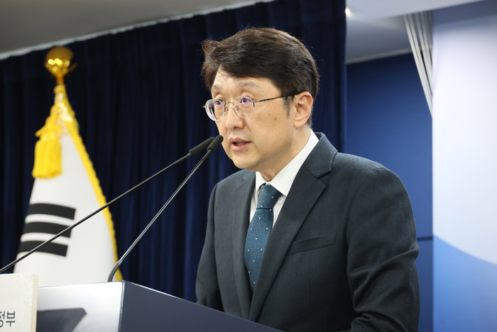 최우혁 과학기술정보통신부 네트워크정책실장이 6일 정부서울청사에서 KT 침해사고 중간조사 결과를 발표하고 있다.