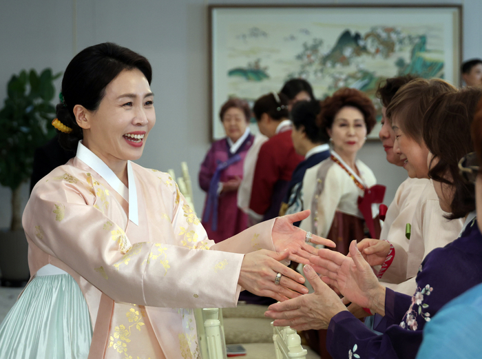 김혜경 여사가 6일 용산 대통령실에서 재일본대한민국부인회와 차담회 전 참석자들과 인사하고 있다. 연합뉴스